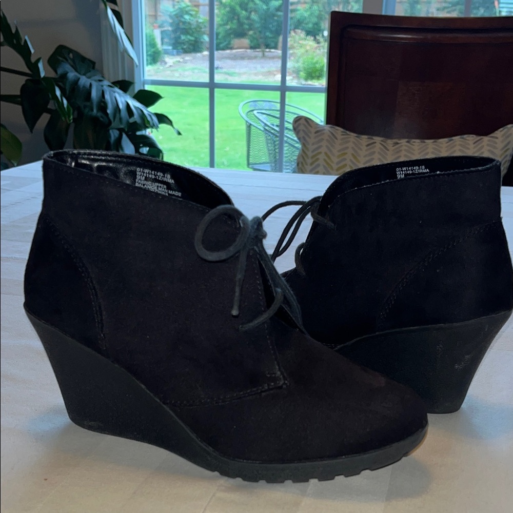 White Mountain Black Suede Ankle Wedge Booties Size 9